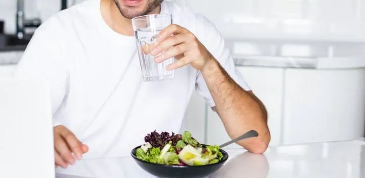 لماذا لا يجب شرب الماء قبل الأكل مباشرة؟