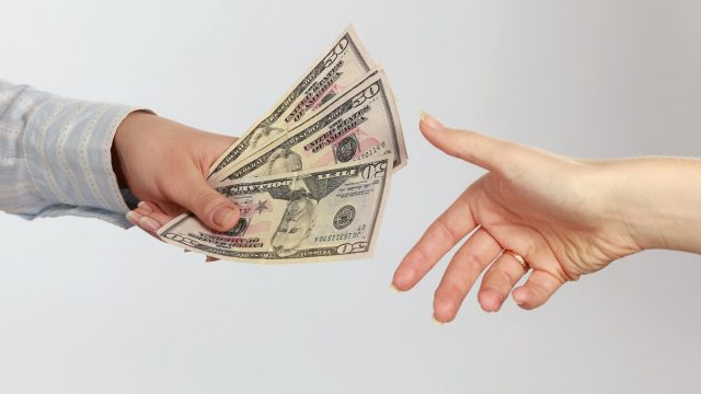 حلم رجل يعطيني المال