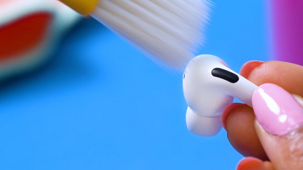 تنظيف AirPods