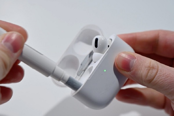 تنظيف AirPods