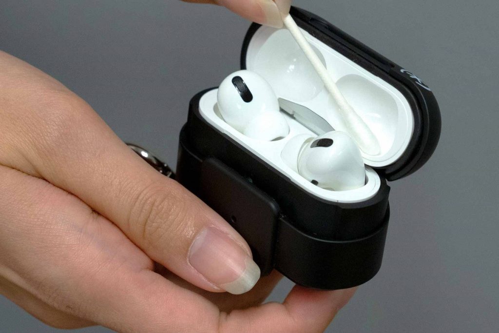 تنظيف AirPods