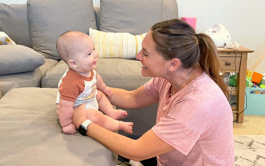 متى يبدأ الطفل بالجلوس