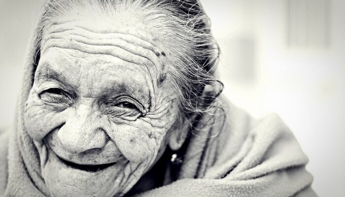 تفسير حلم ضحك الميت