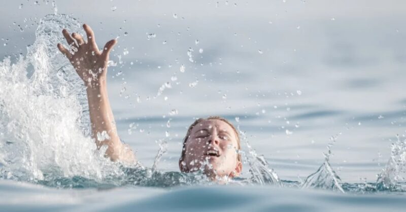 تفسير رؤية الغرق في البحر في المنام