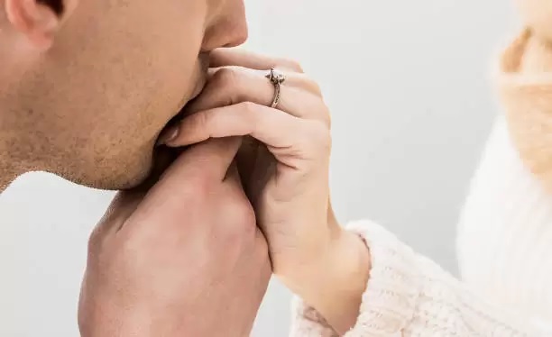 تقبيل يد الميت في المنام