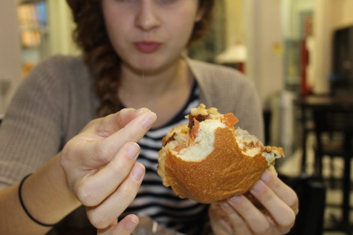 تفسير حلم الشعر في الطعام